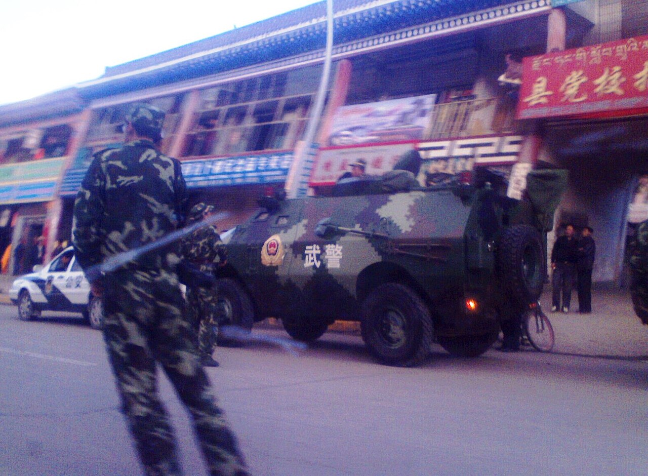 2008 China's Armored Vehicle and Violence Troop on streets in Labrang, Tibet around Losar 中國裝甲車和武力部隊於藏曆新年在西藏 - 圖博 拉卜楞市街.jpg